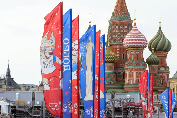 2018.06.17, Moscow, Rusya Federasyonu. Dünya Kupası 2018 eski bir kilise arka plan üzerinde sembolleri ile dekoratif elemanlar.