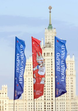 2018.06.17, Moscow, Rusya Federasyonu. Dünya Kupası 2018 Moskova'da en yüksek binası birinin arka planda sembolleri ile dekoratif elemanlar.