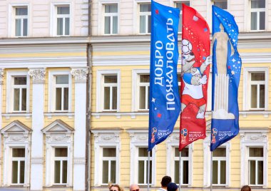 2018.06.17, Moscow, Rusya Federasyonu. Dünya Kupası 2018 Moskova'da en yüksek binası birinin arka planda sembolleri ile dekoratif elemanlar.