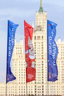 2018.06.17, Moscow, Rusya Federasyonu. Dünya Kupası 2018 Moskova'da en yüksek binası birinin arka planda sembolleri ile dekoratif elemanlar.