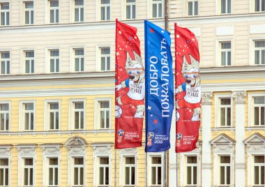 2018.06.17, Moscow, Rusya Federasyonu. Dünya Kupası 2018 Moskova'da en yüksek binası birinin arka planda sembolleri ile dekoratif elemanlar.