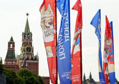 2018.06.17, Moscow, Rusya Federasyonu. Dünya Kupası 2018 arka planda Kremlin kulenin sembolleri ile dekoratif elemanlar.