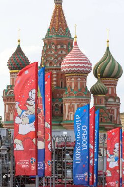 2018.06.17, Moscow, Rusya Federasyonu. Dünya Kupası 2018 eski bir kilise arka plan üzerinde sembolleri ile dekoratif elemanlar.