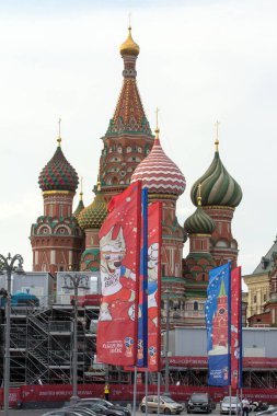 2018.06.17, Moscow, Rusya Federasyonu. Dünya Kupası 2018 eski bir kilise arka plan üzerinde sembolleri ile dekoratif elemanlar.