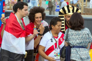 2018.06.17, Moscow, Rusya Federasyonu. Moskova sokakta futbol hayranları. Dünya Kupası 2018. İnsanlar renkli elbise giyen.