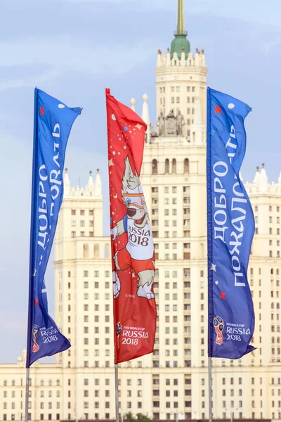 2018.06.17, Moscow, Rusya Federasyonu. Dünya Kupası 2018 Moskova'da en yüksek binası birinin arka planda sembolleri ile dekoratif elemanlar.