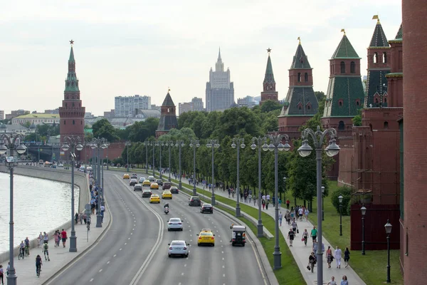 2018 Москва Россия Городской Пейзаж Москвы Рекой Зданиями Кремля Летняя — стоковое фото