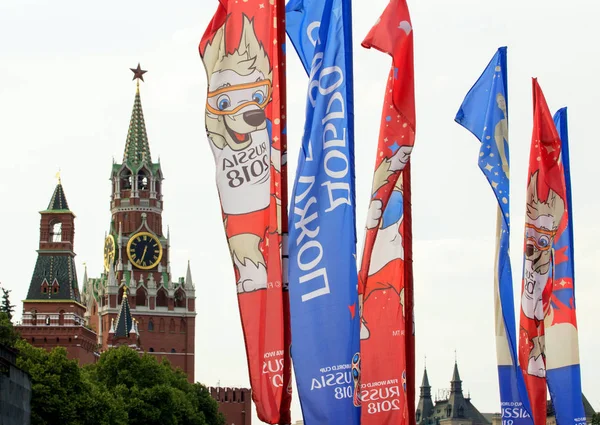 2018.06.17, Moscow, Rusya Federasyonu. Dünya Kupası 2018 arka planda Kremlin kulenin sembolleri ile dekoratif elemanlar.