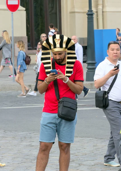 2018.06.17, Moscow, Rusya Federasyonu. Moskova sokakta futbol hayranları. Dünya Kupası 2018. İnsanlar renkli elbise giyen.