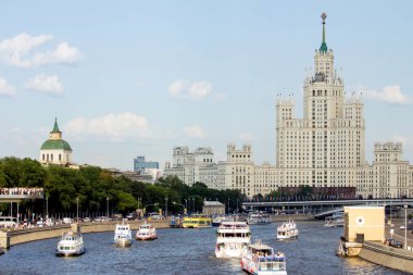 2018.06.17, Moscow, Rusya Federasyonu. En yüksek bina zemin üzerine Moskova Nehri gemilerde. Cityscape Moskova. Moskova'da yaz.