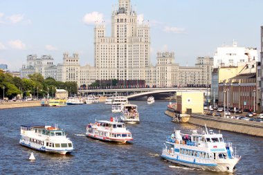2018.06.17, Moscow, Rusya Federasyonu. En yüksek bina zemin üzerine Moskova Nehri gemilerde. Cityscape Moskova. Moskova'da yaz.