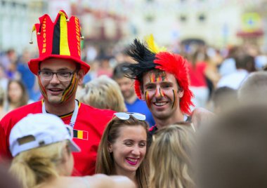 2018.06.17, Moscow, Rusya Federasyonu. Moskova sokakta futbol Belçika hayranları. Dünya Kupası 2018. İnsanlar renkli elbise giyen.