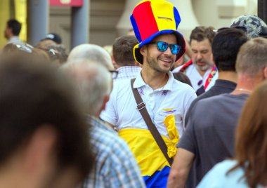2018.06.23, Moscow, Rusya Federasyonu. Kolombiya Moskova sokakta futbol hayranları. Dünya Kupası 2018. İnsanlar renkli elbise giyen.
