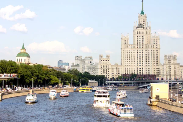 2018.06.17, Moscow, Rusya Federasyonu. En yüksek bina zemin üzerine Moskova Nehri gemilerde. Cityscape Moskova. Moskova'da yaz.