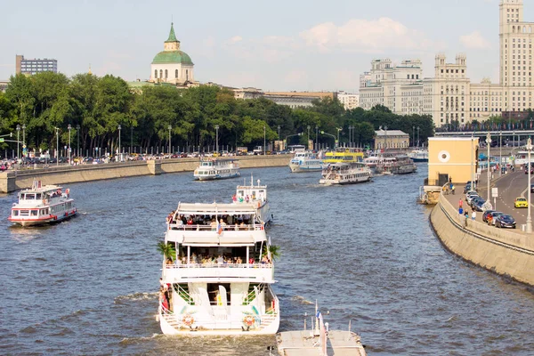 2018.06.17, Moscow, Rusya Federasyonu. En yüksek bina zemin üzerine Moskova Nehri gemilerde. Cityscape Moskova. Moskova'da yaz.