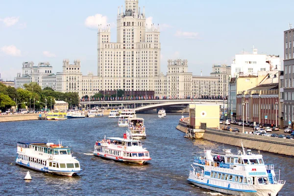 2018.06.17, Moscow, Rusya Federasyonu. En yüksek bina zemin üzerine Moskova Nehri gemilerde. Cityscape Moskova. Moskova'da yaz.