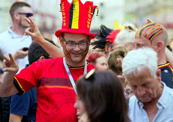 2018.06.17, Moscow, Rusya Federasyonu. Moskova sokakta futbol Belçika hayranları. Dünya Kupası 2018. İnsanlar renkli elbise giyen.