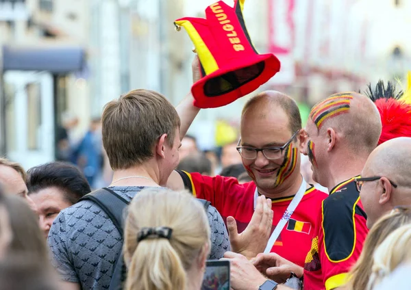2018.06.17, Moscow, Rusya Federasyonu. Moskova sokakta futbol Belçika hayranları. Dünya Kupası 2018. İnsanlar renkli elbise giyen.