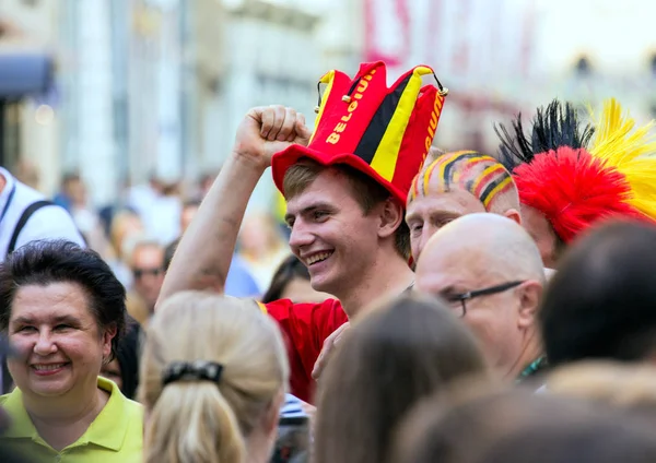 2018.06.17, Moscow, Rusya Federasyonu. Moskova sokakta futbol Belçika hayranları. Dünya Kupası 2018. İnsanlar renkli elbise giyen.