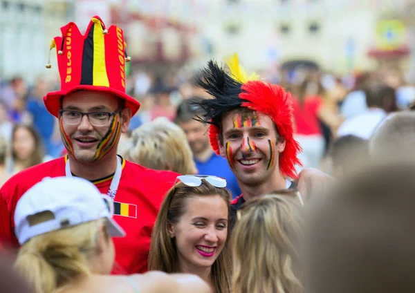 2018.06.17, Moscow, Rusya Federasyonu. Moskova sokakta futbol Belçika hayranları. Dünya Kupası 2018. İnsanlar renkli elbise giyen.