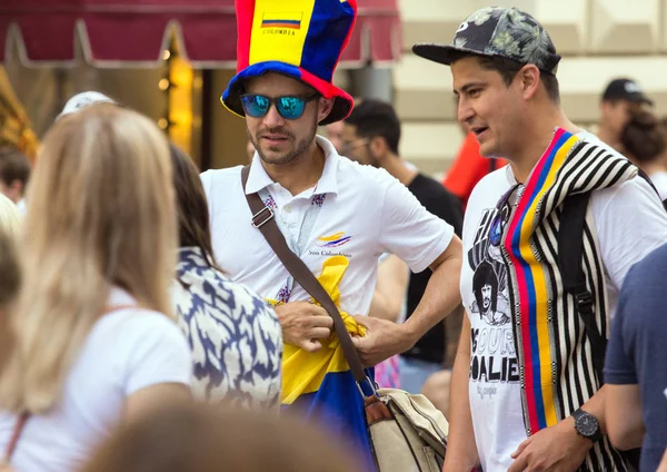2018.06.23, Moscow, Rusya Federasyonu. Kolombiya Moskova sokakta futbol hayranları. Dünya Kupası 2018. İnsanlar renkli elbise giyen.