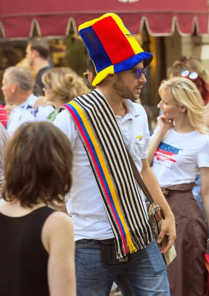 2018.06.23, Moscow, Rusya Federasyonu. Kolombiya Moskova sokakta futbol hayranları. Dünya Kupası 2018. İnsanlar renkli elbise giyen.
