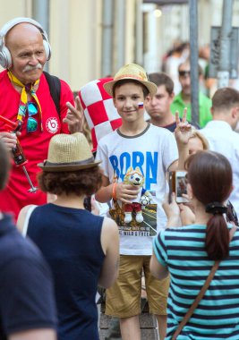 2018.06.23, Moscow, Rusya Federasyonu. Moskova sokakta futbol hayranları. Dünya Kupası 2018. İnsanlar renkli elbise giyen.