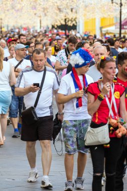 2018.06.17, Moscow, Rusya Federasyonu. Moskova sokakta futbol hayranları. Dünya Kupası 2018. İnsanlar renkli elbise giyen.