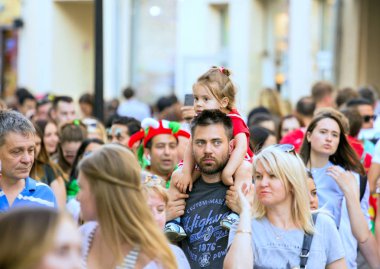 2018.06.17, Moscow, Rusya Federasyonu. Moskova sokakta futbol hayranları. Dünya Kupası 2018. İnsanlar renkli elbise giyen.