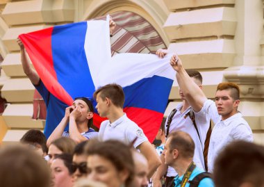 2018.06.17, Moscow, Rusya Federasyonu. Rus bayrağı ile Moskova sokakta futbol hayranları. Dünya Kupası 2018. İnsanlar renkli elbise giyen.