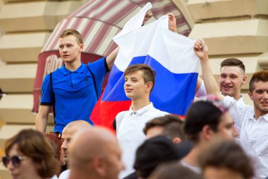 2018.06.17, Moscow, Rusya Federasyonu. Rus bayrağı ile Moskova sokakta futbol hayranları. Dünya Kupası 2018. İnsanlar renkli elbise giyen.