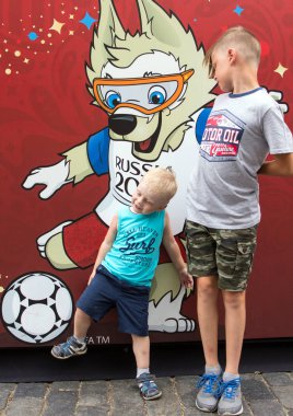 2018.06.30, Moscow, Rusya Federasyonu. Moskova Sokağı'nda Dünya Kupası 2018 Festival arka plan. İki kardeş sembolü Dünya Kupası Kızıl Meydan üzerinde arka plan üzerinde. İki genç futbolcuların.  