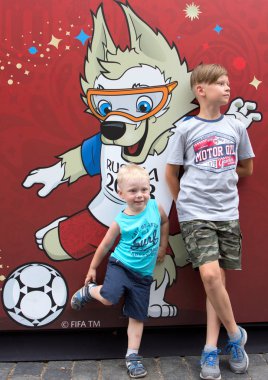 2018.06.30, Moscow, Rusya Federasyonu. Moskova Sokağı'nda Dünya Kupası 2018 Festival arka plan. İki kardeş sembolü Dünya Kupası Kızıl Meydan üzerinde arka plan üzerinde. İki genç futbolcuların.  