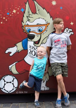 2018.06.30, Moscow, Rusya Federasyonu. Moskova Sokağı'nda Dünya Kupası 2018 Festival arka plan. İki kardeş sembolü Dünya Kupası Kızıl Meydan üzerinde arka plan üzerinde. İki genç futbolcuların.  