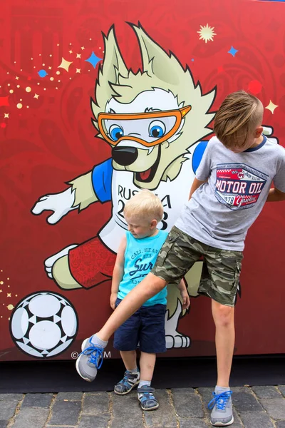 2018.06.30, Moscow, Rusya Federasyonu. Moskova Sokağı'nda Dünya Kupası 2018 Festival arka plan. İki kardeş sembolü Dünya Kupası Kızıl Meydan üzerinde arka plan üzerinde. İki genç futbolcuların.  