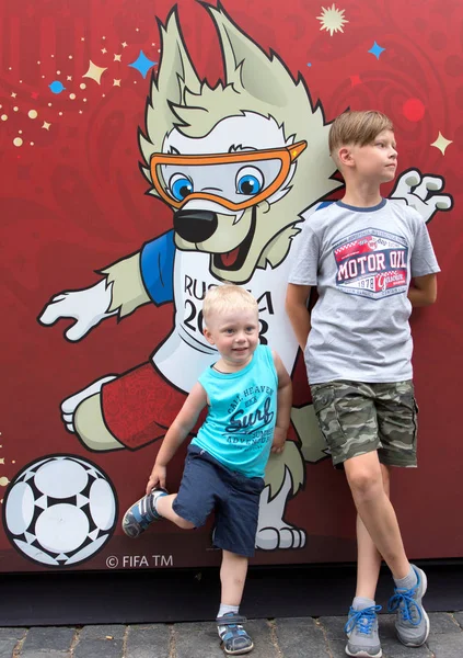 2018.06.30, Moscow, Rusya Federasyonu. Moskova Sokağı'nda Dünya Kupası 2018 Festival arka plan. İki kardeş sembolü Dünya Kupası Kızıl Meydan üzerinde arka plan üzerinde. İki genç futbolcuların.  