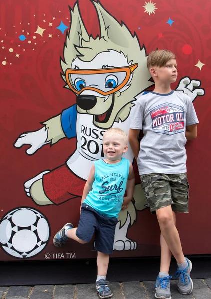 2018.06.30, Moscow, Rusya Federasyonu. Moskova Sokağı'nda Dünya Kupası 2018 Festival arka plan. İki kardeş sembolü Dünya Kupası Kızıl Meydan üzerinde arka plan üzerinde. İki genç futbolcuların.  