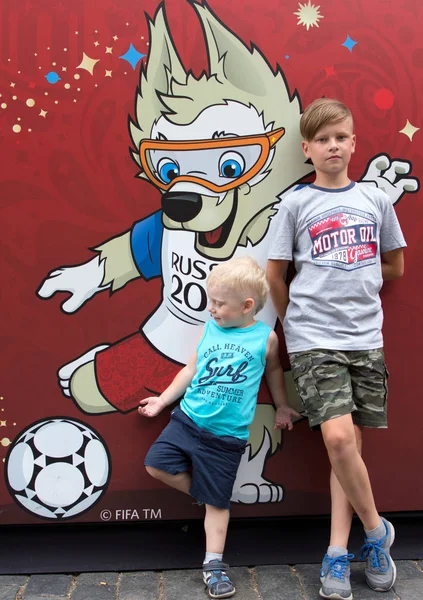 2018.06.30, Moscow, Rusya Federasyonu. Moskova Sokağı'nda Dünya Kupası 2018 Festival arka plan. İki kardeş sembolü Dünya Kupası Kızıl Meydan üzerinde arka plan üzerinde. İki genç futbolcuların.  