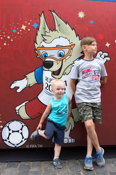 2018.06.30, Moscow, Rusya Federasyonu. Moskova Sokağı'nda Dünya Kupası 2018 Festival arka plan. İki kardeş sembolü Dünya Kupası Kızıl Meydan üzerinde arka plan üzerinde. İki genç futbolcuların.  