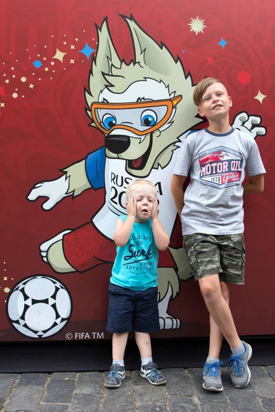 2018.06.30, Moscow, Rusya Federasyonu. Moskova Sokağı'nda Dünya Kupası 2018 Festival arka plan. İki kardeş sembolü Dünya Kupası Kızıl Meydan üzerinde arka plan üzerinde. İki genç futbolcuların.  