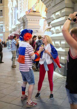 2018.07.08, Moscow, Rusya Federasyonu. Dünya Kupası 2018. Moskova FIFA 2018. Futbol taraftarları Moskova sokaklarında duyguların. Sokakta Rus hayranları.