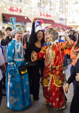 2018.07.08, Moscow, Rusya Federasyonu. Dünya Kupası 2018. Moskova FIFA 2018. Futbol taraftarları Moskova sokaklarında duyguların. Ulusal elbiseli insanlar.