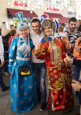 2018.07.08, Moscow, Rusya Federasyonu. Dünya Kupası 2018. Moskova FIFA 2018. Futbol taraftarları Moskova sokaklarında duyguların. Ulusal elbiseli insanlar.