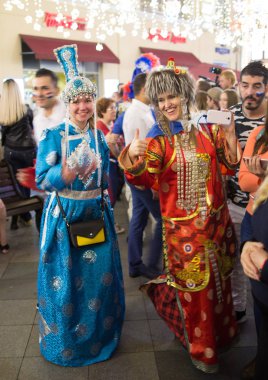 2018.07.08, Moscow, Rusya Federasyonu. Dünya Kupası 2018. Moskova FIFA 2018. Futbol taraftarları Moskova sokaklarında duyguların. Ulusal elbiseli insanlar.