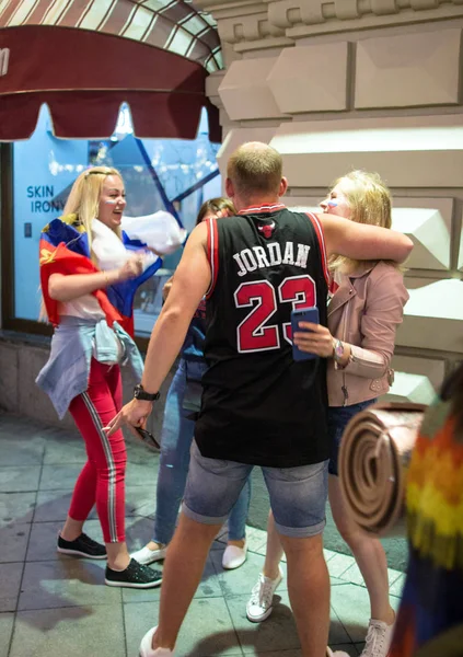 2018.07.08, Moscow, Rusya Federasyonu. Dünya Kupası 2018. Moskova FIFA 2018. Futbol taraftarları Moskova sokaklarında duyguların. Sokakta Rus hayranları.