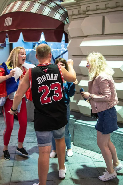 2018.07.08, Moscow, Rusya Federasyonu. Dünya Kupası 2018. Moskova FIFA 2018. Futbol taraftarları Moskova sokaklarında duyguların. Sokakta Rus hayranları.