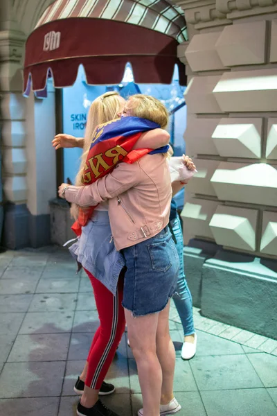 2018.07.08, Moscow, Rusya Federasyonu. Dünya Kupası 2018. Moskova FIFA 2018. Futbol taraftarları Moskova sokaklarında duyguların. Sokakta Rus hayranları.