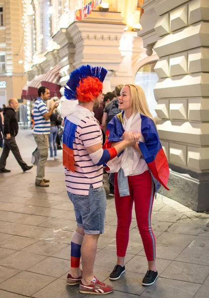 2018.07.08, Moscow, Rusya Federasyonu. Dünya Kupası 2018. Moskova FIFA 2018. Futbol taraftarları Moskova sokaklarında duyguların. Sokakta Rus hayranları.