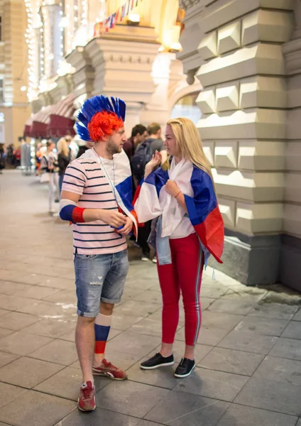 2018.07.08, Moscow, Rusya Federasyonu. Dünya Kupası 2018. Moskova FIFA 2018. Futbol taraftarları Moskova sokaklarında duyguların. Sokakta Rus hayranları.