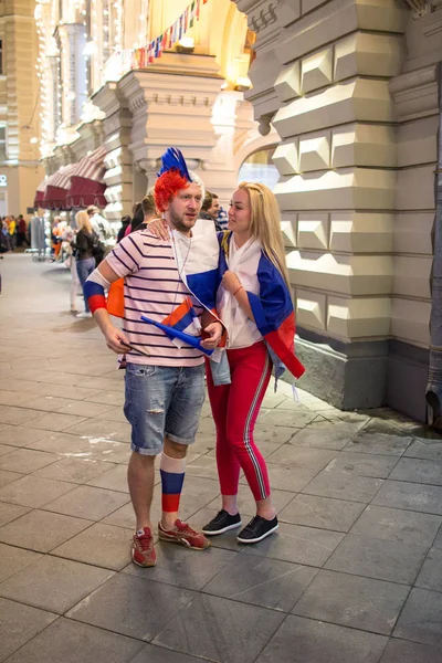 2018.07.08, Moscow, Rusya Federasyonu. Dünya Kupası 2018. Moskova FIFA 2018. Futbol taraftarları Moskova sokaklarında duyguların. Sokakta Rus hayranları.